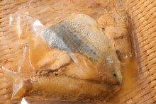 画像をギャラリービューアに読み込む, 熊野灘や伊勢志摩産の天然魚の無添加レトルトスティックお魚ごはんのパック1個。レトルトパウチパックは常温保存可能な製法に使われ、犬猫だけでなく人も一緒に食べられる防災食として、切り身状の魚が数枚入っている様子が確認できる。