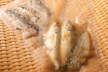 画像をギャラリービューアに読み込む, 熊野灘や伊勢志摩産の天然魚の無添加レトルトフレークお魚ごはんのパック2個。レトルトパウチパックは常温保存可能な製法に使われ、犬猫だけでなく人も一緒に食べられる防災食として、小魚がそのまま入っている様子が確認できる