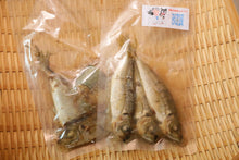 画像をギャラリービューアに読み込む, 熊野灘や伊勢志摩産の天然魚の無添加レトルトフレークお魚ごはんのパック2個。レトルトパウチパックは常温保存可能な製法に使われ、犬猫だけでなく人も一緒に食べられる防災食として、小魚がそのまま入っている様子が確認できる。