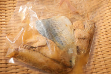 画像をギャラリービューアに読み込む, 熊野灘や伊勢志摩産の天然魚の無添加レトルトスティックお魚ごはんのパック1個。レトルトパウチパックは常温保存可能な製法に使われ、犬猫だけでなく人も一緒に食べられる防災食として、切り身状の魚が数枚入っている様子が確認できる。