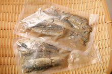 画像をギャラリービューアに読み込む, 熊野灘や伊勢志摩産の天然魚の無添加レトルトフレークお魚ごはんのパック2個。レトルトパウチパックは常温保存可能な製法に使われ、犬猫だけでなく人も一緒に食べられる防災食として、小魚がそのまま入っている様子が確認できる。
